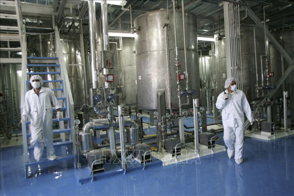Kỹ thuật viên Iran kiểm tra các thiết bị tại cơ sở làm giàu urani Isfahan ở cách thủ đô Tehran 420 km về phía nam. (Nguồn AFP)