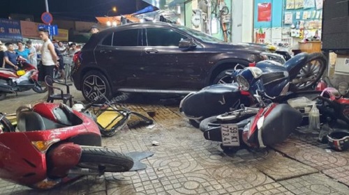 Xe máy nằm ngổn ngang tại hiện trường.