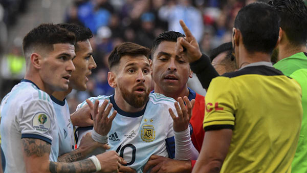 Messi bất bình khi phải nhận thẻ đỏ ở trận tranh hạng ba Copa America.