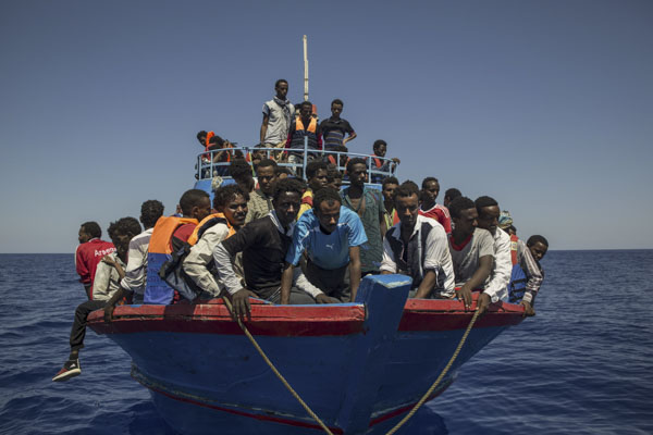Người di cư chờ được cứu trên Địa Trung Hải. 