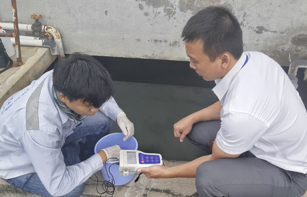 Đoàn kiểm tra lấy mẫu nước thải tại bể lắng cuối của hệ thống xử lý nước thải tập trung tại Cảng cá Bến Đá.