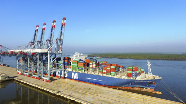 Việc chưa có trung tâm kiểm định chuyên ngành đã giảm tính hấp dẫn của CM-TV. Trong ảnh: Tàu trọng tải lớn cập cảng TCIT.