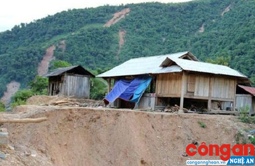 Di dời các hộ dân có nguy cơ sạt lở đất là việc làm cấp thiết