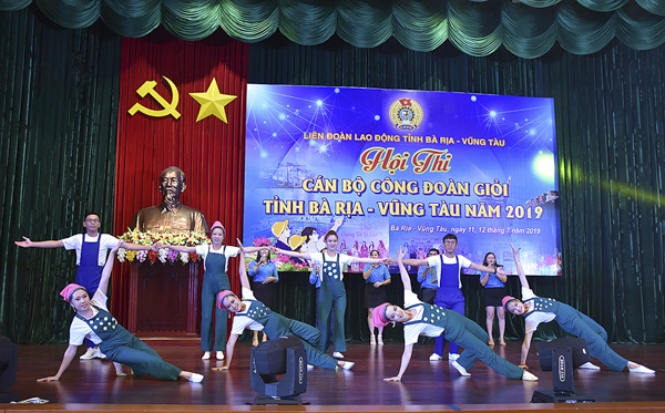 Phần thi tự giới thiệu của đội LĐLĐ huyện Xuyên Mộc.