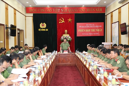 Thượng tướng Bùi Văn Nam, Ủy viên Trung ương Đảng, Thứ trưởng Bộ Công an, Trưởng Tiểu ban An ninh, trật tự ASEAN 2020 phát biểu chỉ đạo tại phiên họp.