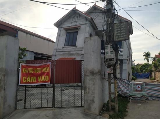 Cơ quan chức năng phải treo biển cảnh báo người dân.