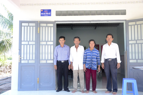 Gia đình ông Nguyễn Văn Đoàn trong căn nhà mới.
