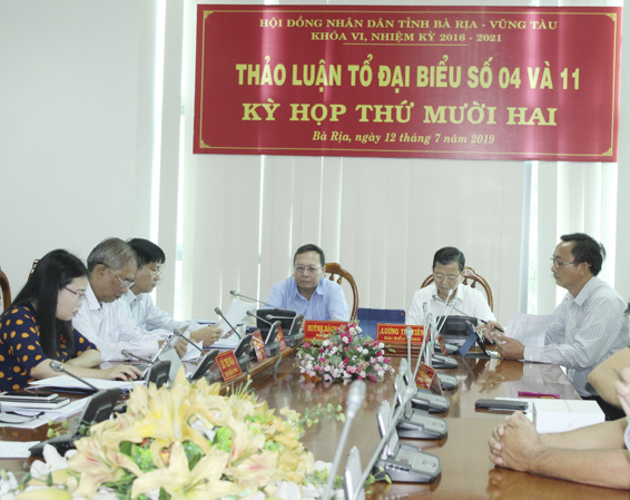 Ông Lương Trí Tiên, Ủy viên Ban Thường vụ, Trưởng Ban Nội chính Tỉnh ủy (bên phải) và ông Huỳnh Bách Chiến, Tỉnh ủy viên, Phó Ban Tuyên giáo Tỉnh ủy điều hành buổi thảo luận Tổ đại biểu số 4 và số 11.