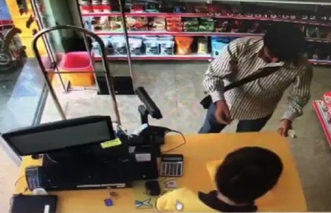 Hình ảnh người đàn ông nói tiếng Trung Quốc “làm xiếc” trộm tiền.