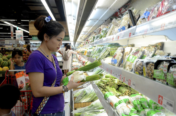 Người dân chọn mua rau, củ được gói bằng lá chuối tại Lotte Mart Vũng Tàu. Ảnh: VÂN ANH