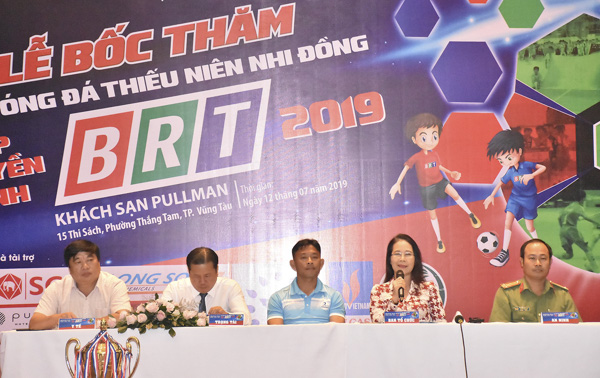 Bà Trần Ngọc Thân, Giám đốc Đài PT-TH tỉnh, Trưởng Ban tổ chức giải trao đổi với cơ quan truyền thông tại buổi họp báo.