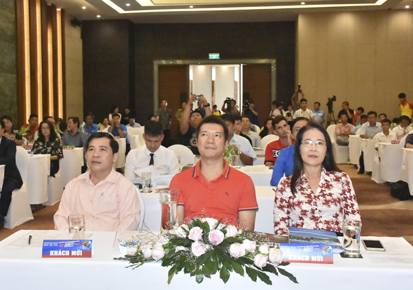Ông Nguyễn Văn Thắng, Phó Ban Tuyên giáo Tỉnh ủy (bìa trái) tham dự buổi họp báo, bốc thăm chia bảng.