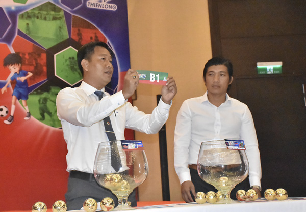 Đại diện Liên đoàn Bóng đá Việt Nam bốc thăm chia bảng thi đấu.