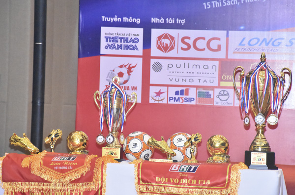 Cúp và các giải thưởng cho cầu thủ thi đấu tại giải.