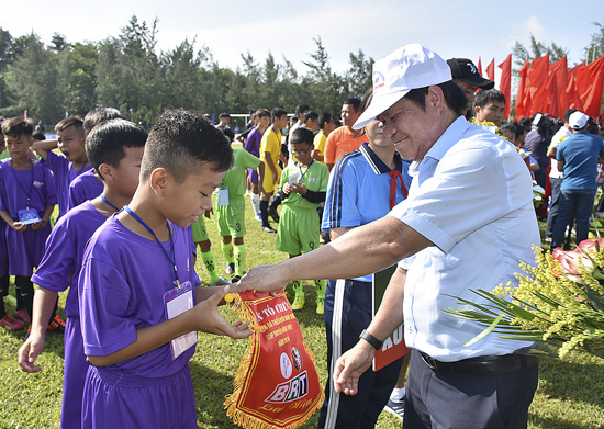 Ông Nguyễn Văn Xinh, Ủy viên Ban Thường vụ Tỉnh ủy, Trưởng Ban Tuyên giáo Tỉnh ủy tặng cờ lưu niệm cho các đội về dự giải.