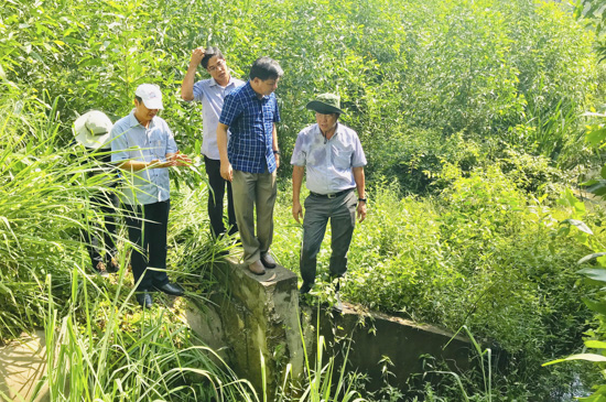 Đoàn Khảo sát HĐND tỉnh khảo sát khu vực nước thải chảy ra suối Giao Kèo.