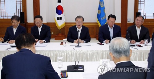 Tổng thống Hàn quốc Moon Jae-in (giữa) gặp gỡ các lãnh đạo doanh nghiệp địa phương tại Phủ Tổng thống, ngày 10/7. (Ảnh: Yonhap)