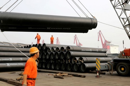 Công nhân làm việc tại Liên Vân Cảng, Giang Tô, Trung Quốc ngày 30/62019. (Ảnh: Reuters)
