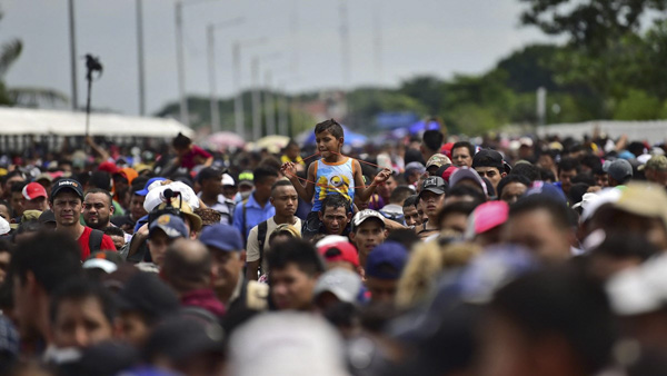 Người di cư trong hành trình tới Mỹ tại cây cầu biên giới Guatemala-Mexico. 