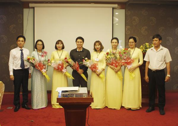 Ông Trịnh Đình Cường, Chủ tịch Hội Doanh nhân trẻ TP. Vũng Tàu (bìa trái) tặng hoa chúc mừng các thành viên CLB Giáo dục tư nhân TP. Vũng Tàu.