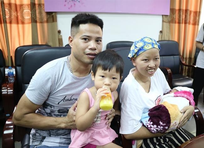 Cả gia đình đến đón bé Bình An trong đoàn tụ và niềm vui khôn xiết. Ảnh: VGP/Thuý Hà