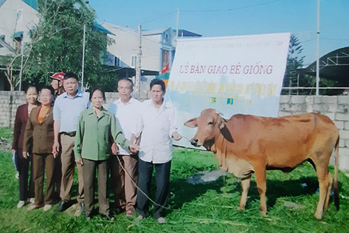 Bà Lê Thị Huyền tại Lễ bàn giao bê giống cho cựu TNXP nghèo trên địa bàn huyện