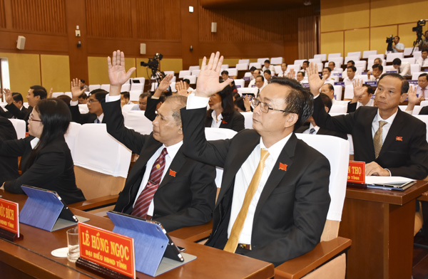 Các đại biểu HĐND tỉnh biểu quyết cho thôi làm nhiệm vụ đại biểu HĐND tỉnh nhiệm kỳ 2016-2021 đối với ông Trang Ngọc Lâm. 