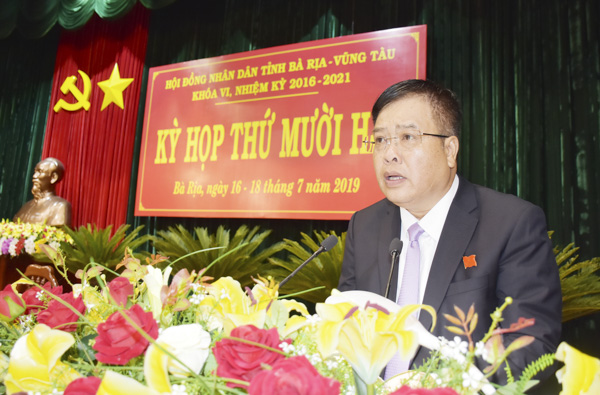 Ông Nguyễn Văn Trình, Phó Bí thư Tỉnh ủy, Chủ tịch UBND tỉnh trình bày báo cáo tóm tắt về tình hình thực hiện kế hoạch phát triển KT-XH, quốc phòng-an ninh 6 tháng đầu năm và một số nhiệm vụ trọng tâm 6 tháng cuối năm 2019. 