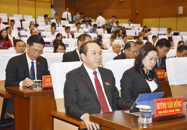 Các đại biểu HĐND tỉnh tham dự kỳ họp. 