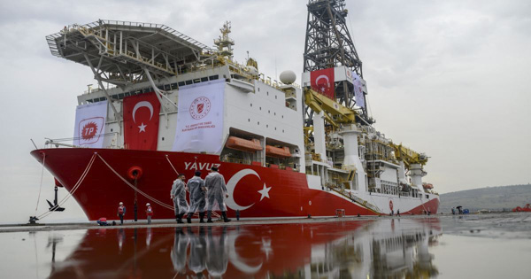 Tàu thăm dò dầu khí Yavuz của Thổ Nhĩ Kỳ neo tại cảng Dilovasi, ngoại ô Istanbul.