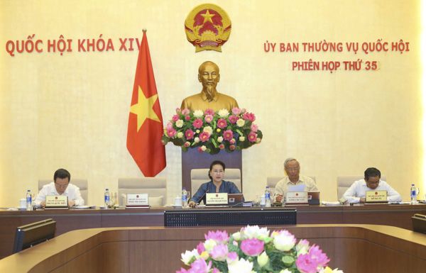 Chủ tịch Quốc hội Nguyễn Thị Kim Ngân chủ trì phiên họp. Ảnh: DOÃN TẤN 