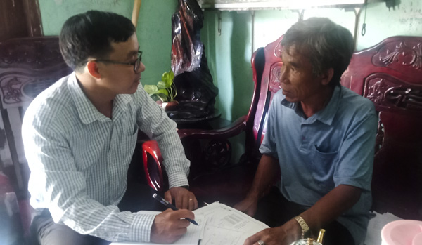 Ông Nguyễn Văn Tuyến (phải) trình bày vụ việc với phóng viên Báo Bà Rịa-Vũng Tàu. 