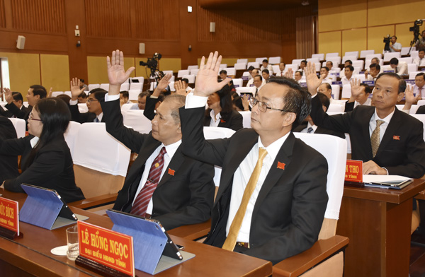 Các đại biểu HĐND tỉnh biểu quyết cho thôi làm nhiệm vụ đại biểu HĐND tỉnh nhiệm kỳ 2016-2021 đối với  ông Trang Ngọc Lâm.  Ảnh: BÙI HƯƠNG