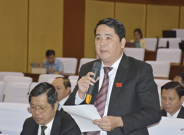 Ông Nguyễn Tấn Phong, Pwhó Trưởng Ban Pháp chế HĐND tỉnh chất vấn về công tác quản lý và cho thuê đất của Sở TN-MT.