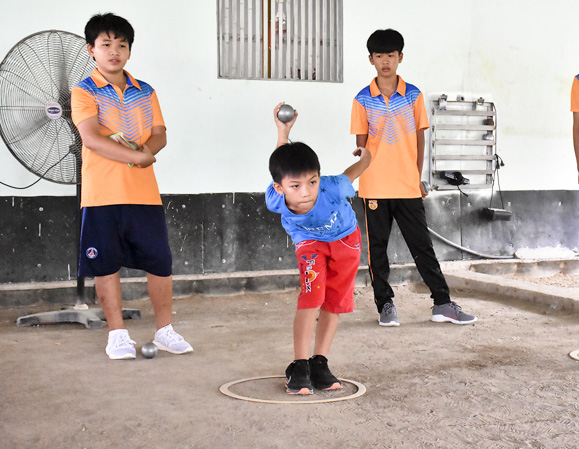 Em Nguyễn Hiếu Nghĩa (10 tuổi) - một tài năng trẻ mới được phát hiện - tập luyện cùng thành viên đội tuyển trẻ bi sắt trẻ BR-VT tại CLB 8 Thòn.
