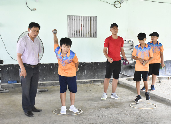 Ông Lê Văn Thiết (bìa trái), HLV đội tuyển trẻ bi sắt tỉnh hướng dẫn các VĐV tuyến trẻ tập luyện tại CLB bi sắt 8 Thòn.
