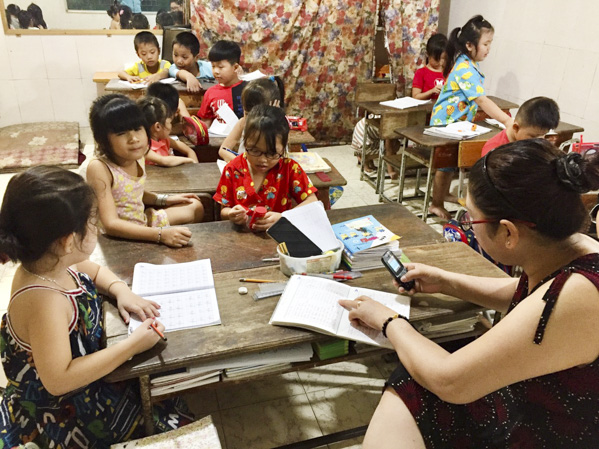 Học sinh chuẩn bị vào lớp 1 đến học hè tại nhà cô T., ở phường Phú Mỹ (TX.Phú Mỹ).
