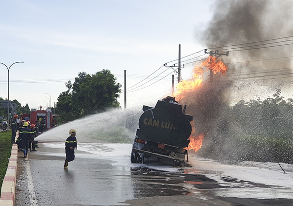 Lực lượng cứu hỏa dập cháy trên xe bồn.