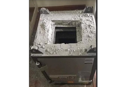 Chiếc két sắt bị đục phần đáy và số tài sản hơn 8 tỷ đã bị mất