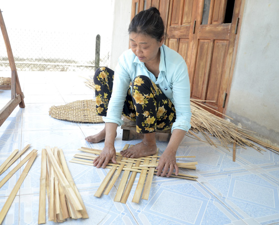 Để đỡ nhớ nghề, bà Trần Thị Điều (tổ 7, ấp Phước Trung) vẫn vót sẵn nan để đan rổ khi có đơn hàng. Ngoài đan rổ, hiện nay bà học và nhận đan thêm giỏ lục bình để có thu nhập.