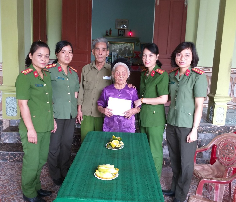 Tặng quà Mẹ Việt Nam anh hùng Nguyễn Thị Năm
