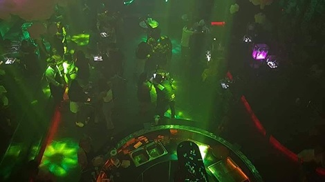 Lực lượng chức năng kiểm tra một địa điểm kinh doanh giải trí có bán bóng cười.