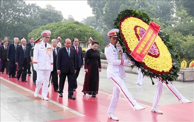 Lãnh đạo Đảng, Nhà nước đặt vòng hoa, tưởng niệm các anh hùng liệt sĩ. Ảnh: TTXVN