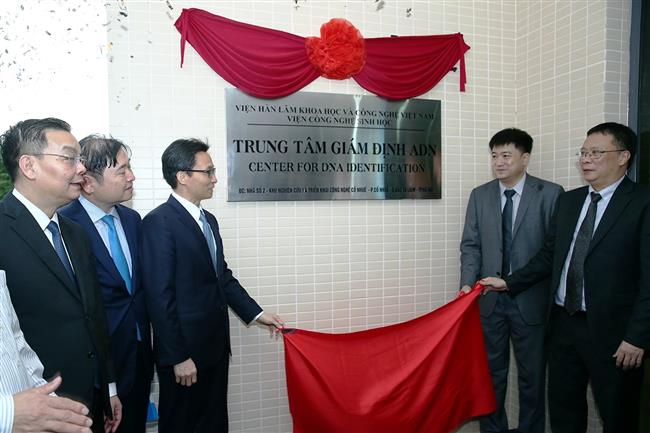 Phó Thủ tướng Vũ Đức Đam và các đại biểu khai trương Trung tâm giám định ADN. 