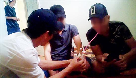 Người nghiện có hành vi tổ chức lôi kéo người khác sử dụng trái phép chất ma túy thì nên xử lý hình sự - Ảnh minh họa