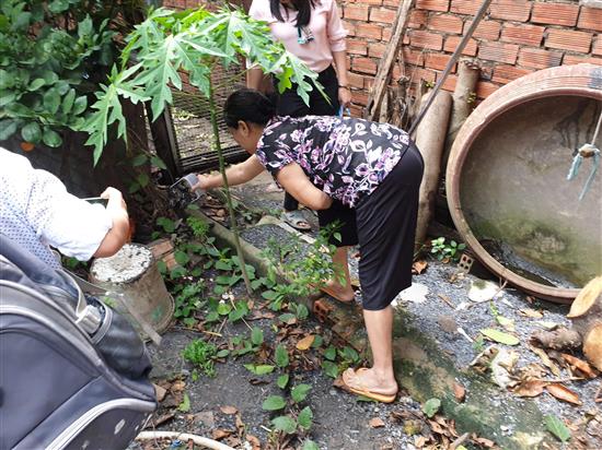Vận động người dân chủ động thực hiện các biện pháp phòng chống dịch ngay tại hộ gia đình với khẩu hiệu “không có lăng quăng, không có sốt xuất huyết”. Ảnh: VGP/Thuý Hà