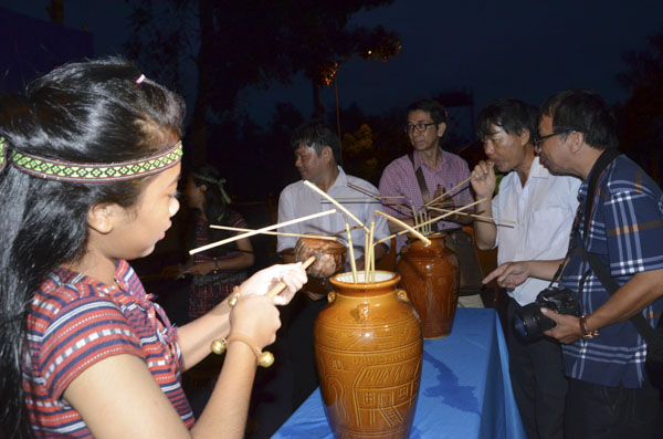 Đồng bào Châu ro và du khách thưởng thức rượu cần sau nghi thức cúng thần Lúa.