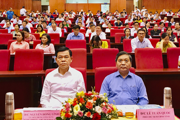Ông Nguyễn Hồng Lĩnh (bìa trái), Ủy viên Trung ương Đảng, Bí thư Tỉnh ủy, Chủ tịch HĐND tỉnh tham dự hội nghị.