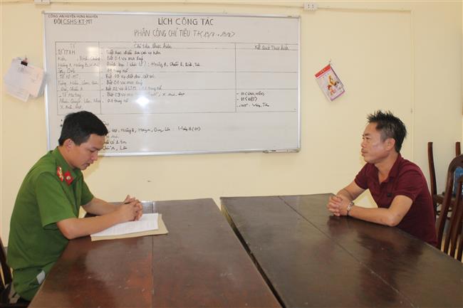 Công an huyện Hưng Nguyên lấy lời khai đối tượng phạm tội về ma túy