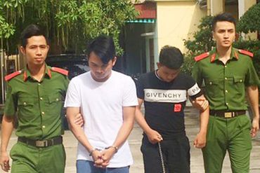 Dẫn giải 2 đối tượng đến nhà tạm giam